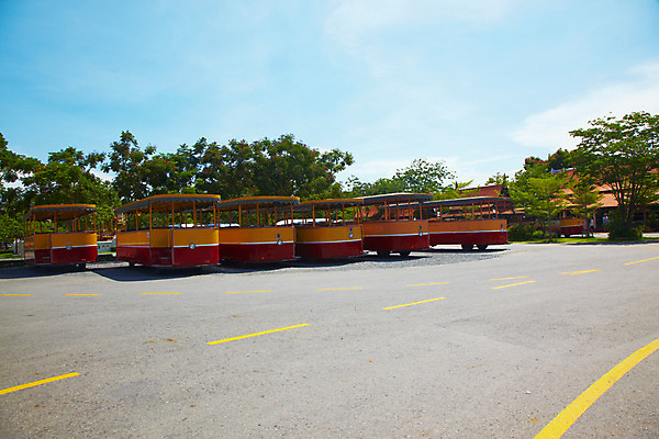 포토 JPG 주간 나무 식물 구름 해외기획촬영 해외 공원 나라 아시아 도로 길 육상교통 교통수단 외국문화 해외여행 여행 기획촬영 2009년태국 교통 자동차 태국 하늘 버스 대중교통 태국문화 국립공원 사람없음 야외 관광지 동남아시아 방콕 여러대 주차장 무왕보란 셔틀버스 지명 차선_도로 국내포토 자연요소 동양문화 공공시설 문화 다수 교통시설 파일형식