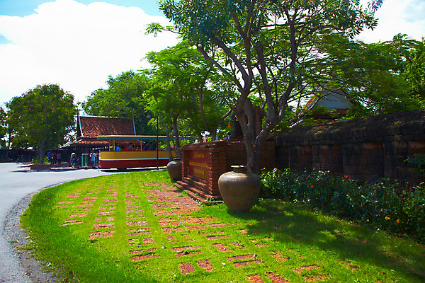 포토 JPG 주간 나무 식물 구름 해외기획촬영 해외 건축물 나라 아시아 길 육상교통 교통수단 외국문화 해외여행 여행 기획촬영 2009년태국 교통 한대 태국 하늘 버스 대중교통 주택 태국문화 국립공원 그림자 사람 잔디 여러명 야외 건물 관광지 울타리 여행객 동남아시아 항아리 그늘 방콕 무왕보란 셔틀버스 지명 국내포토 자연요소 1 동양문화 공원 건축 문화 다수 담장 도자기 파일형식