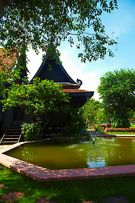 포토 JPG 주간 나무 식물 구름 해외기획촬영 해외 시설물 건축물 공원 건축 나라 아시아 외국문화 해외여행 여행 기획촬영 2009년태국 해외건축 태국 하늘 주택 태국문화 국립공원 사람없음 야외 건물 관광지 계단 동남아시아 연못 그늘 분수 분수대 방콕 무왕보란 지명 분수_분수대 국내포토 자연요소 동양문화 공공시설 문화 파일형식