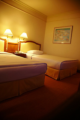 포토 JPG 해외기획촬영 해외 나라 아시아 외국문화 해외여행 여행 가구 기획촬영 2009년태국 액자 베개 태국 호텔 리조트 조명 실내 사람없음 내부 관광지 동남아시아 침실 이불 방 침대 스탠드 숙박업 전화기 방콕 객실 트윈룸 지명 국내포토 산업 문화 생활용품 침구 숙소 파일형식