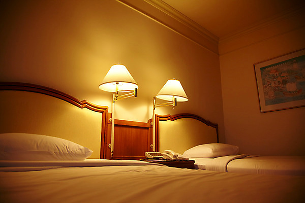 포토 JPG 해외기획촬영 해외 나라 아시아 외국문화 해외여행 여행 가구 기획촬영 2009년태국 액자 베개 태국 호텔 리조트 조명 실내 사람없음 내부 관광지 동남아시아 침실 이불 방 침대 스탠드 숙박업 전화기 방콕 객실 트윈룸 지명 국내포토 산업 문화 생활용품 침구 숙소 파일형식