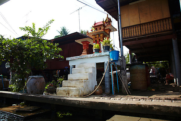 포토 JPG 주간 나무 식물 해외기획촬영 해외 시설물 건축 나라 아시아 외국문화 해외여행 여행 기획촬영 2009년태국 해외건축 태국 주택 태국문화 안테나 사람없음 야외 건물 관광지 계단 동남아시아 열대식물 수상가옥 지명 국내포토 자연요소 동양문화 건축물 문화 통신 파일형식