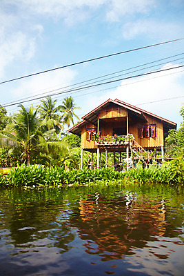 포토 JPG 주간 나무 식물 구름 해외기획촬영 해외 시설물 건축 나라 아시아 외국문화 해외여행 여행 기획촬영 2009년태국 해외건축 태국 하늘 주택 태국문화 물그림자 사람없음 야외 건물 관광지 강 야자수 계단 동남아시아 전선 열대식물 수상가옥 이층집 지명 국내포토 자연요소 동양문화 건축물 문화 그림자 파일형식