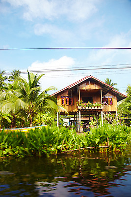 포토 JPG 주간 나무 식물 구름 해외기획촬영 해외 시설물 건축 나라 아시아 외국문화 해외여행 여행 기획촬영 2009년태국 해외건축 태국 하늘 주택 태국문화 물그림자 사람없음 야외 건물 관광지 강 야자수 계단 동남아시아 전선 열대식물 수상가옥 이층집 지명 국내포토 자연요소 동양문화 건축물 문화 그림자 파일형식
