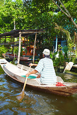 포토 JPG 주간 나무 식물 해외기획촬영 모자 해외 건축물 남자 나라 아시아 교통수단 외국문화 중년 50대 해외여행 여행 기획촬영 2009년태국 교통 수상교통 태국 태국문화 한명 사람 앉기 성인 야외 뒷모습 관광지 강 동남아시아 나룻배 열대식물 노 수상가옥 노젓기 선박 지명 남자만 남자한명만 성인남자만 성인한명만 성인남자한명만 중년만 중년남자만 중년남자한명만 성인만 국내포토 자연요소 1 동양문화 잡화 건축 문화 뷰포인트 배_교통 모션 주택 파일형식