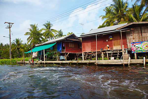 포토 JPG 주간 나무 구름 해외기획촬영 해외 시설물 건축 나라 아시아 외국문화 해외여행 여행 기획촬영 2009년태국 해외건축 태국 하늘 주택 태국문화 사람없음 야외 건물 관광지 강 야자수 동남아시아 전선 열대식물 전봇대 수상가옥 지명 국내포토 자연요소 식물 동양문화 건축물 공공시설 문화 파일형식