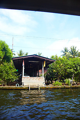 포토 JPG 주간 나무 식물 구름 해외기획촬영 해외 시설물 건축 나라 아시아 외국문화 해외여행 여행 기획촬영 2009년태국 해외건축 태국 하늘 주택 태국문화 사람없음 야외 관광지 강 야자수 동남아시아 전선 깃발 국기 열대식물 수상가옥 지명 국내포토 자연요소 동양문화 건축물 문화 건물 파일형식