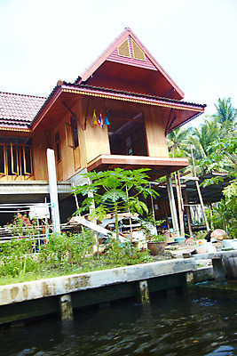 포토 JPG 주간 나무 식물 해외기획촬영 해외 시설물 건축 나라 아시아 외국문화 해외여행 여행 기획촬영 2009년태국 해외건축 태국 주택 태국문화 사람없음 야외 건물 관광지 강 동남아시아 깃발 국기 열대식물 수상가옥 이층집 지명 국내포토 자연요소 동양문화 건축물 문화 파일형식