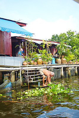 포토 JPG 주간 전신 나무 식물 해외기획촬영 해외 건축물 할아버지 노년 남자 나라 아시아 화분 외국문화 해외여행 여행 기획촬영 2009년태국 태국 주택 상의탈의 태국문화 숙이기 한명 서기 사람 야외 건물 관광지 강 계단 동남아시아 항아리 열대식물 수상가옥 지명 노인남자한명만 국내포토 자연요소 1 동양문화 건축 문화 포즈 모션 탈의 성인 도자기 남자한명만 노인남자만 파일형식