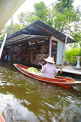 포토 JPG 나무 해외기획촬영 모자 해외 잡화 여자 아시아 교통수단 외국문화 중년 50대 해외여행 여행 기획촬영 2009년태국 교통 수상교통 태국 태국문화 한명 사람 앉기 상반신 성인 뒷모습 관광지 강 상점 동남아시아 한척 나룻배 상인 열대식물 노 수상가옥 노젓기 장사 수상시장 전통모자 선박 여자만 여자한명만 성인여자만 성인한명만 성인여자한명만 중년만 중년여자만 중년여자한명만 성인만 국내포토 식물 모자_잡화 1 동양문화 나라 문화 뷰포인트 배_교통 모션 주택 시장 상업 파일형식
