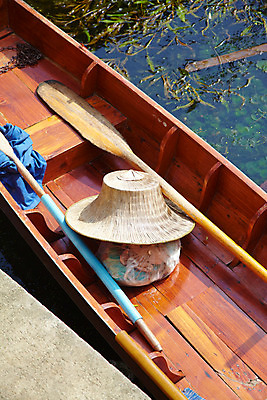 포토 JPG 주간 해외기획촬영 모자 해외 잡화 나라 아시아 교통수단 외국문화 해외여행 여행 기획촬영 2009년태국 교통 수상교통 태국 태국문화 사람없음 야외 관광지 강 동남아시아 한척 나룻배 정박 노 수상시장 전통모자 선박 지명 국내포토 자연요소 모자_잡화 1 동양문화 문화 배_교통 시장 파일형식