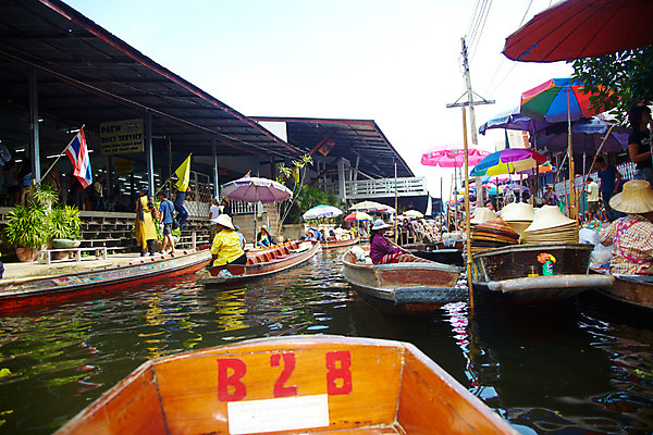 포토 JPG 주간 해외기획촬영 모자 해외 건축물 잡화 여자 남자 나라 아시아 교통수단 외국문화 해외여행 여행 기획촬영 2009년태국 교통 수상교통 태국 지붕 태국문화 사람 여러명 야외 관광지 상점 동남아시아 전선 깃발 파라솔 국기 나룻배 상인 전봇대 수상가옥 장사 수상시장 선박 지명 국내포토 자연요소 동양문화 공공시설 건축 문화 다수 배_교통 주택 시장 상업 파일형식