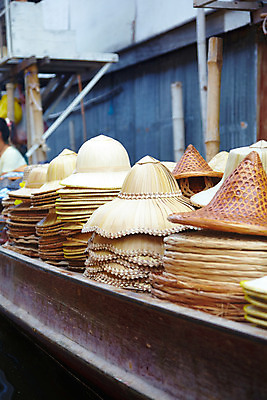 포토 JPG 해외기획촬영 모자 해외 잡화 나라 아시아 교통수단 외국문화 해외여행 여행 기획촬영 2009년태국 수상교통 태국 태국문화 한명 사람 관광지 상점 동남아시아 나룻배 상인 장사 수상시장 전통모자 선박 지명 국내포토 모자_잡화 1 동양문화 문화 교통 배_교통 시장 상업 파일형식