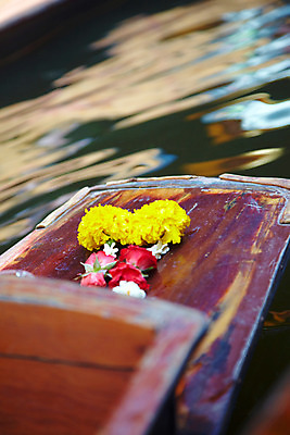 포토 JPG 식물 해외기획촬영 해외 꽃 나라 아시아 교통수단 외국문화 해외여행 여행 기획촬영 2009년태국 교통 수상교통 태국 태국문화 사람없음 야외 아웃포커스 물 관광지 강 동남아시아 나룻배 뱃머리 수상시장 선박 지명 국내포토 자연요소 동양문화 문화 배_교통 촬영기법 시장 파일형식