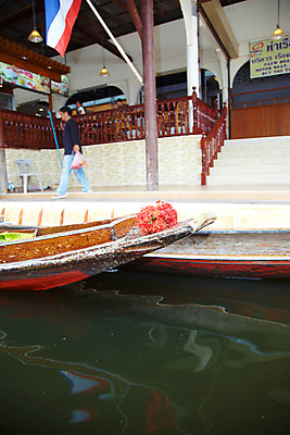 포토 JPG 해외기획촬영 해외 건축물 여자 남자 나라 아시아 교통수단 외국문화 해외여행 여행 기획촬영 2009년태국 교통 수상교통 태국 태국문화 사람 건물 세명 물 관광지 계단 동남아시아 한척 국기 나룻배 수상시장 선박 지명 국내포토 자연요소 1 동양문화 건축 문화 배_교통 시장 파일형식