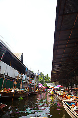 포토 JPG 주간 해외기획촬영 해외 건축물 나라 아시아 교통수단 외국문화 해외여행 여행 기획촬영 2009년태국 교통 수상교통 태국 지붕 태국문화 여러명 야외 관광지 강 여행객 상점 동남아시아 파라솔 나룻배 상인 수상가옥 장사 수상시장 선박 지명 국내포토 자연요소 동양문화 건축 문화 다수 배_교통 주택 사람 시장 상업 파일형식
