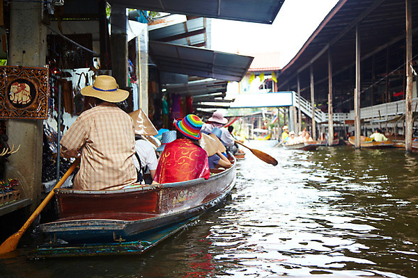 포토 JPG 주간 해외기획촬영 모자 해외 건축물 여자 남자 나라 아시아 교통수단 외국문화 해외여행 여행 기획촬영 2009년태국 교통 수상교통 태국 지붕 태국문화 사람 앉기 여러명 야외 뒷모습 관광지 강 여행객 동남아시아 나룻배 상인 구경 노 수상가옥 노젓기 수상시장 선박 지명 국내포토 자연요소 동양문화 잡화 건축 문화 뷰포인트 다수 배_교통 모션 주택 시장 파일형식