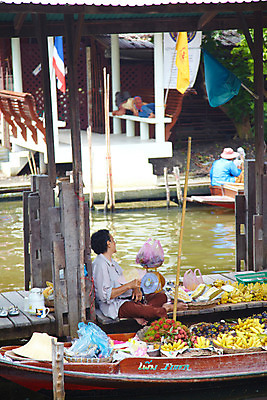 포토 JPG 주간 해외기획촬영 모자 해외 여자 노년 나라 아시아 할머니 음식 교통수단 외국문화 해외여행 여행 기획촬영 2009년태국 교통 수상교통 과일 태국 바나나 태국문화 사람 야외 두명 관광지 강 상점 동남아시아 깃발 나룻배 상인 열대과일 장사 람부탄 수상시장 선박 지명 국내포토 자연요소 동양문화 잡화 문화 배_교통 성인 시장 상업 파일형식