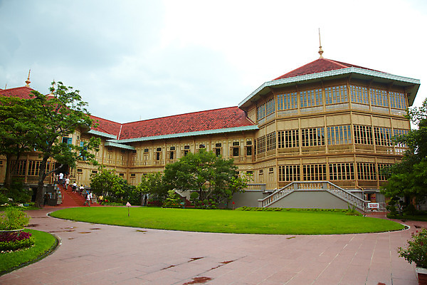 포토 JPG 주간 나무 식물 구름 해외기획촬영 해외 건축물 여자 남자 건축 나라 아시아 길 외국문화 해외여행 여행 기획촬영 2009년태국 태국 하늘 주택 태국문화 사람 잔디 여러명 야외 건물 관광지 여행객 동남아시아 궁전 방콕 목조 비만멕궁전 지명 국내포토 자연요소 동양문화 문화 다수 고건축 파일형식