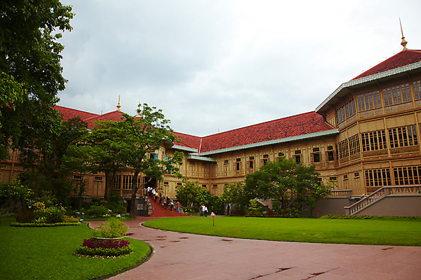 포토 JPG 주간 나무 식물 구름 해외기획촬영 해외 건축물 여자 남자 건축 나라 아시아 외국문화 해외여행 여행 기획촬영 2009년태국 태국 하늘 주택 태국문화 사람 잔디 여러명 야외 건물 관광지 여행객 정원 동남아시아 궁전 방콕 목조 비만멕궁전 지명 국내포토 자연요소 동양문화 문화 다수 고건축 파일형식