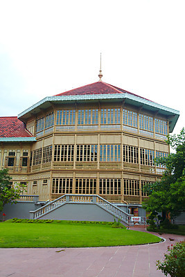 포토 JPG 주간 나무 식물 해외기획촬영 해외 시설물 건축 나라 아시아 외국문화 해외여행 여행 기획촬영 2009년태국 해외건축 태국 주택 태국문화 잔디 사람없음 야외 건물 관광지 계단 정원 동남아시아 궁전 방콕 목조 비만멕궁전 지명 국내포토 자연요소 동양문화 건축물 문화 고건축 파일형식