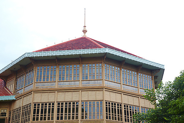 포토 JPG 주간 나무 해외기획촬영 해외 시설물 건축 나라 아시아 외국문화 해외여행 여행 기획촬영 2009년태국 창문 해외건축 태국 지붕 주택 태국문화 사람없음 야외 건물 관광지 동남아시아 궁전 방콕 목조 비만멕궁전 지명 국내포토 자연요소 식물 동양문화 건축물 문화 고건축 파일형식