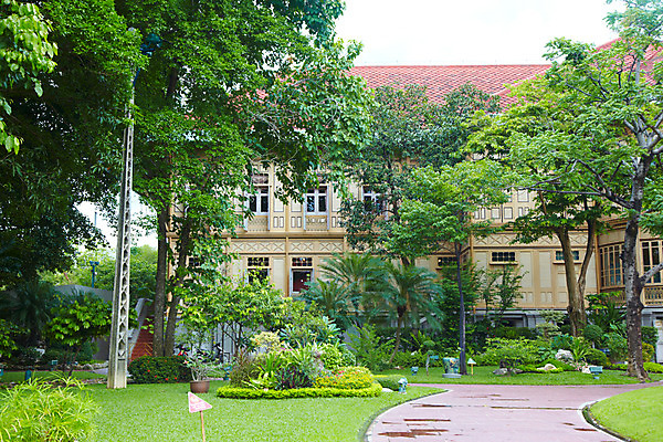 포토 JPG 주간 나무 식물 해외기획촬영 해외 시설물 건축 나라 아시아 길 외국문화 해외여행 여행 기획촬영 2009년태국 창문 해외건축 태국 주택 태국문화 잔디 사람없음 야외 건물 관광지 정원 동남아시아 궁전 방콕 목조 비만멕궁전 지명 국내포토 자연요소 동양문화 건축물 문화 고건축 파일형식