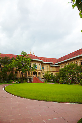 포토 JPG 주간 나무 구름 해외기획촬영 해외 시설물 여자 남자 건축 나라 아시아 외국문화 해외여행 여행 기획촬영 2009년태국 해외건축 태국 하늘 주택 태국문화 사람 잔디 여러명 야외 건물 관광지 여행객 계단 동남아시아 궁전 방콕 목조 방문객 비만멕궁전 지명 국내포토 자연요소 식물 동양문화 건축물 문화 다수 고건축 파일형식