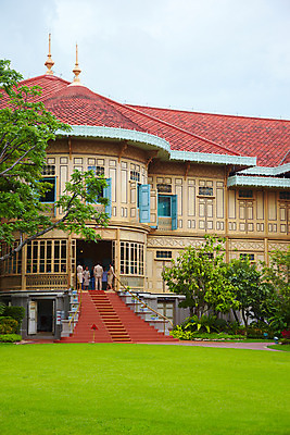 포토 JPG 주간 나무 구름 해외기획촬영 해외 여자 남자 건축 나라 아시아 외국문화 해외여행 여행 기획촬영 2009년태국 창문 태국 하늘 주택 태국문화 사람 잔디 여러명 야외 건물 관광지 여행객 계단 동남아시아 궁전 방콕 목조 방문객 비만멕궁전 지명 국내포토 자연요소 식물 동양문화 건축물 문화 다수 고건축 파일형식