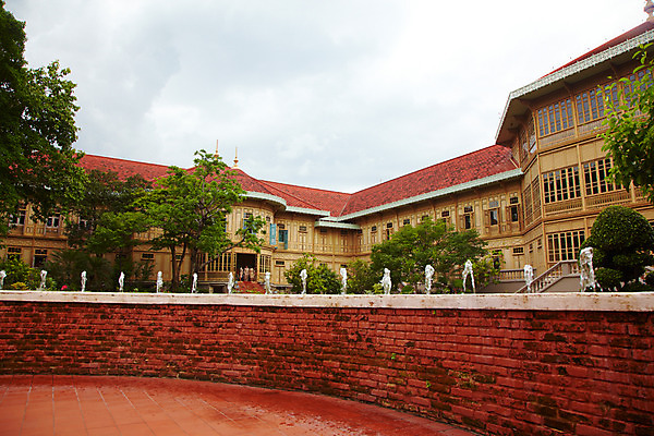 포토 JPG 주간 나무 구름 해외기획촬영 해외 시설물 건축 나라 아시아 외국문화 해외여행 여행 기획촬영 2009년태국 해외건축 태국 하늘 주택 물줄기 태국문화 사람없음 야외 건물 관광지 동남아시아 궁전 분수 방콕 목조 비만멕궁전 지명 분수_분수대 국내포토 자연요소 식물 동양문화 건축물 문화 고건축 물 분수대 파일형식