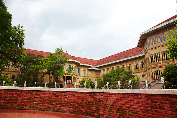 포토 JPG 주간 나무 식물 구름 해외기획촬영 해외 시설물 건축 나라 아시아 외국문화 해외여행 여행 기획촬영 2009년태국 해외건축 태국 하늘 주택 물줄기 태국문화 사람없음 야외 건물 관광지 동남아시아 궁전 분수 방콕 목조 비만멕궁전 지명 분수_분수대 국내포토 자연요소 동양문화 건축물 문화 고건축 물 분수대 파일형식