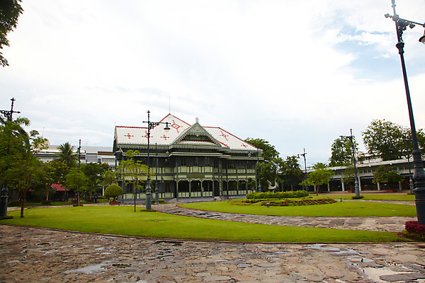 포토 JPG 주간 나무 구름 해외기획촬영 해외 시설물 건축 나라 아시아 길 외국문화 해외여행 여행 기획촬영 2009년태국 가로등 해외건축 태국 하늘 조명 태국문화 잔디 사람없음 야외 관광지 정원 동남아시아 궁전 방콕 목조 비만멕궁전 지명 국내포토 자연요소 식물 동양문화 건축물 공공시설 문화 고건축 파일형식