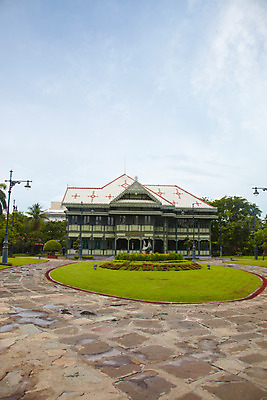 포토 JPG 주간 나무 식물 구름 해외기획촬영 해외 시설물 건축 나라 아시아 길 외국문화 해외여행 여행 기획촬영 2009년태국 가로등 해외건축 태국 하늘 조명 태국문화 잔디 사람없음 야외 건물 관광지 정원 동남아시아 궁전 방콕 목조 비만멕궁전 지명 국내포토 자연요소 동양문화 건축물 공공시설 문화 고건축 파일형식