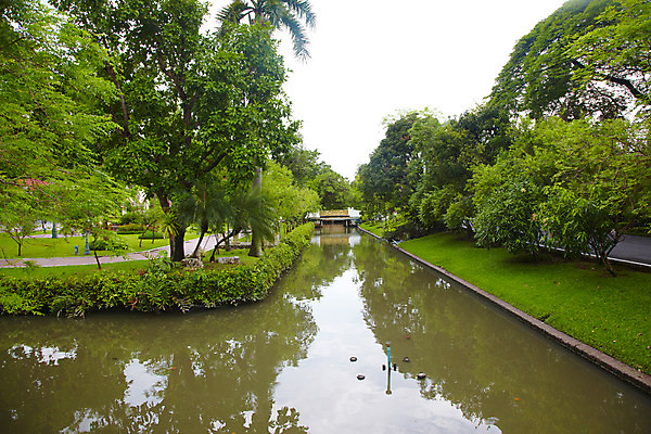 포토 JPG 주간 나무 식물 해외기획촬영 해외 공원 건축 나라 아시아 길 외국문화 해외여행 여행 기획촬영 2009년태국 태국 태국문화 물그림자 풍경 사람없음 야외 관광지 동남아시아 연못 방콕 조경 목조 비만멕궁전 지명 국내포토 자연요소 동양문화 공공시설 문화 그림자 궁전 파일형식