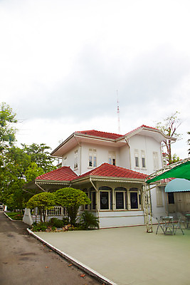 포토 JPG 주간 나무 구름 해외기획촬영 해외 시설물 건축 나라 아시아 길 외국문화 해외여행 여행 기획촬영 2009년태국 의자 해외건축 태국 탁자 하늘 주택 태국문화 사람없음 야외 건물 관광지 동남아시아 방콕 목조 비만멕궁전 지명 국내포토 자연요소 식물 동양문화 건축물 문화 가구 궁전 파일형식