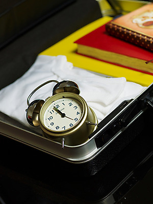 포토 JPG 잡화 옷 시계 여행 가방 사람없음 아웃포커스 책 캐리어 여행가방 자명종 여행용품 국내포토 촬영기법 알람 오브젝트 파일형식