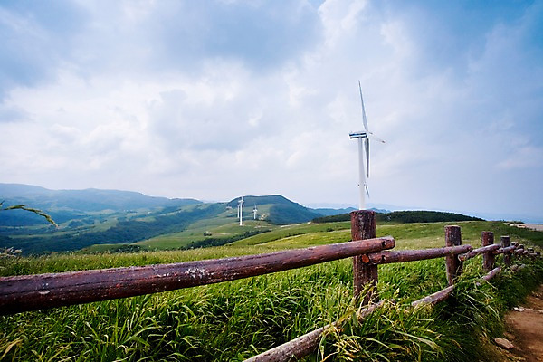 포토 JPG 주간 나무 식물 구름 배경화면 백그라운드 자연 하늘 풍경 잔디 초원 사람없음 야외 울타리 목장 에너지 풍력에너지 언덕 국내포토 자연요소 담장 그린에너지 생태계 파일형식