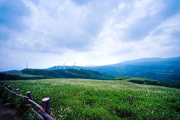 포토 JPG 주간 나무 식물 구름 배경화면 백그라운드 자연 하늘 풍경 잔디 초원 사람없음 야외 울타리 목장 에너지 풍력에너지 축산업 국내포토 자연요소 산업 담장 그린에너지 생태계 파일형식