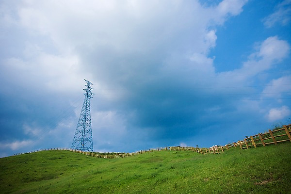 포토 JPG 주간 식물 구름 로우앵글 백그라운드 자연 하늘 풍경 잔디 초원 사람없음 야외 울타리 목장 언덕 송전탑 국내포토 자연요소 뷰포인트 담장 탑 생태계 파일형식