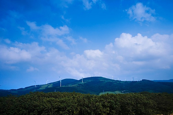 포토 JPG 주간 나무 식물 구름 배경화면 백그라운드 자연 하늘 산 풍경 사람없음 야외 에너지 풍력에너지 국내포토 자연요소 그린에너지 생태계 파일형식