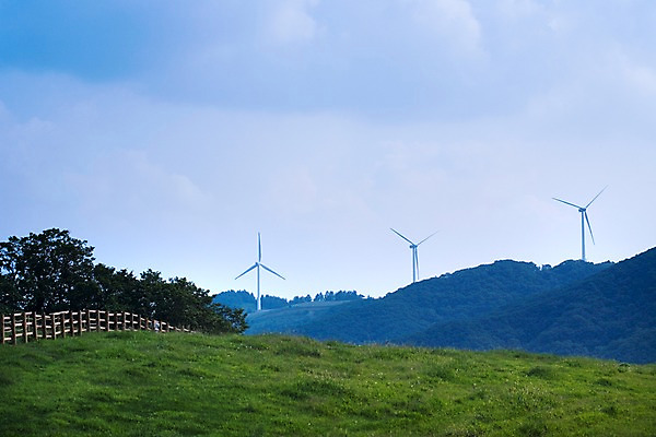 포토 JPG 주간 나무 식물 배경화면 백그라운드 자연 산 풍경 잔디 초원 사람없음 야외 울타리 목장 에너지 풍력에너지 언덕 국내포토 자연요소 담장 그린에너지 생태계 파일형식