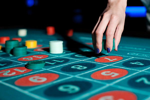 포토 JPG 손 놀이 레저 실내 손짓 근접촬영 신체부위 가로 게임 포커칩 도박 카지노 딜러 룰렛 룰렛테이블 국내포토 놀이칩 뷰포인트 모션 사람 내부 놀이용품 포커 파일형식