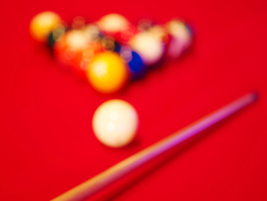 포토 JPG 스포츠용품 로우앵글 공 놀이 레저 실내 사람없음 가로 구기 게임 당구 포켓볼 카지노 당구대 레저오락 당구채 국내포토 스포츠 뷰포인트 내부 도박 오브젝트 당구용품 파일형식