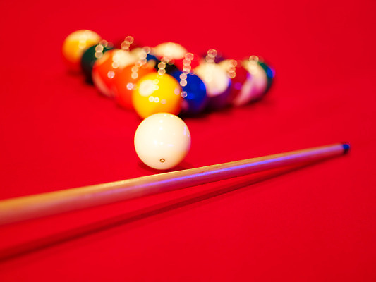 포토 JPG 스포츠용품 로우앵글 공 놀이 레저 실내 사람없음 가로 구기 게임 당구 포켓볼 카지노 당구대 레저오락 당구채 국내포토 스포츠 뷰포인트 내부 도박 오브젝트 당구용품 파일형식