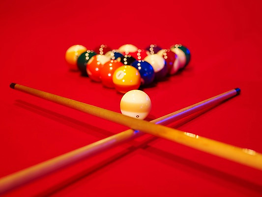 포토 JPG 스포츠용품 로우앵글 공 놀이 레저 실내 사람없음 가로 구기 게임 당구 포켓볼 카지노 당구대 레저오락 당구채 국내포토 스포츠 뷰포인트 내부 도박 오브젝트 당구용품 파일형식