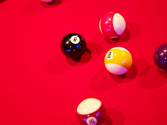 포토 JPG 스포츠용품 로우앵글 공 놀이 레저 실내 사람없음 가로 구기 게임 당구 포켓볼 카지노 당구대 레저오락 국내포토 스포츠 뷰포인트 내부 도박 오브젝트 파일형식