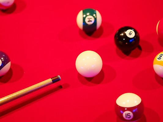 포토 JPG 스포츠용품 로우앵글 공 놀이 레저 실내 사람없음 가로 구기 게임 당구 포켓볼 카지노 당구대 레저오락 당구채 타구 국내포토 스포츠 뷰포인트 내부 도박 오브젝트 당구용품 파일형식