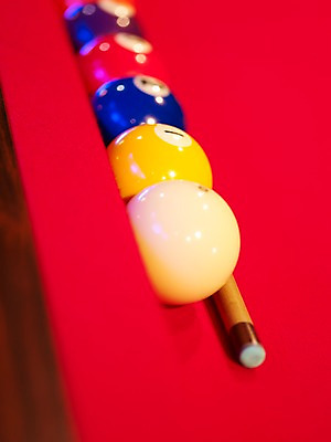 포토 JPG 스포츠용품 공 놀이 레저 실내 근접촬영 사람없음 세로 구기 게임 당구 포켓볼 카지노 당구대 레저오락 당구채 국내포토 스포츠 뷰포인트 내부 도박 오브젝트 당구용품 파일형식