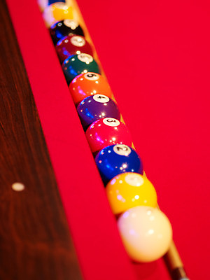 포토 JPG 스포츠용품 로우앵글 공 놀이 레저 실내 사람없음 세로 구기 게임 당구 포켓볼 카지노 당구대 레저오락 당구채 국내포토 스포츠 뷰포인트 내부 도박 오브젝트 당구용품 파일형식