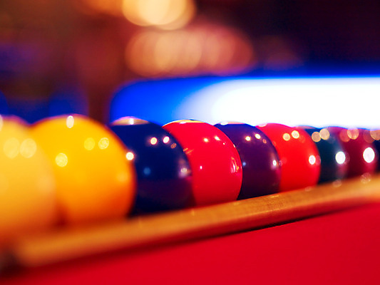 포토 JPG 스포츠용품 공 놀이 레저 실내 근접촬영 사람없음 가로 구기 게임 당구 포켓볼 카지노 당구대 레저오락 당구채 국내포토 스포츠 뷰포인트 내부 도박 오브젝트 당구용품 파일형식
